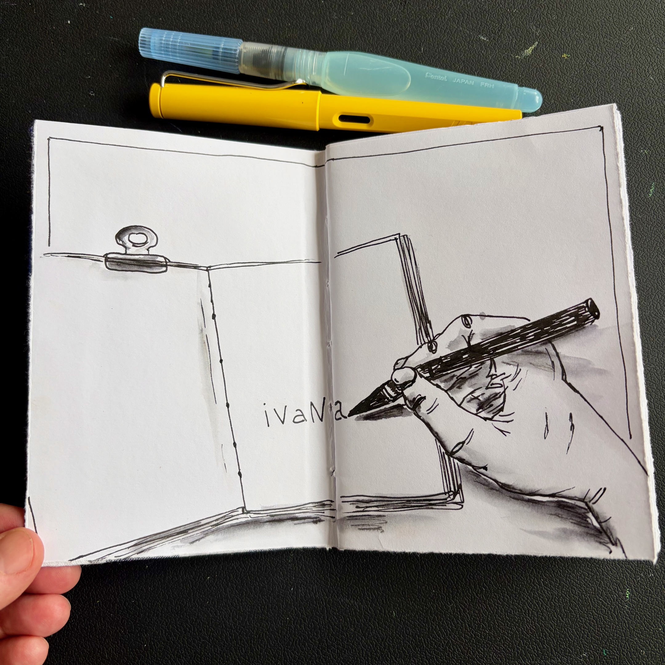 En handritad titelsida i en ny skissbok.